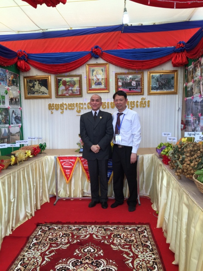 柬埔寨国王诺罗顿74西哈莫尼在御耕节上参观尔康展位
